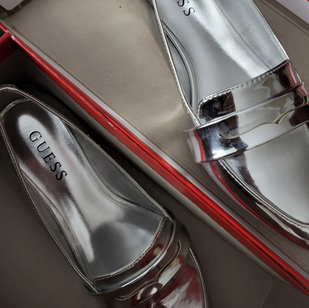 Guess flats
